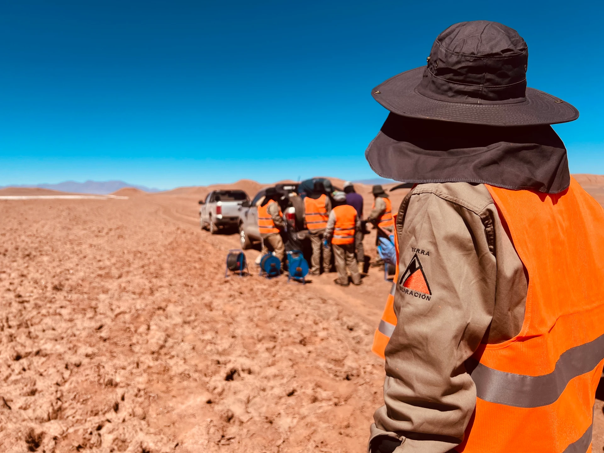 Tierra Exploración field crew preparing geophysical equipment in the Puna